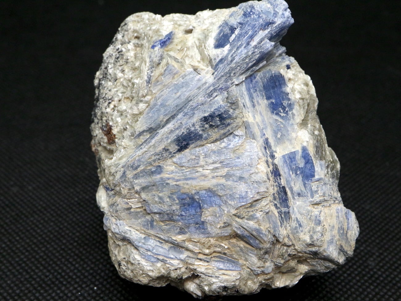 カイヤナイト原石3.7キロ鑑賞石石置物オブジェインテリア