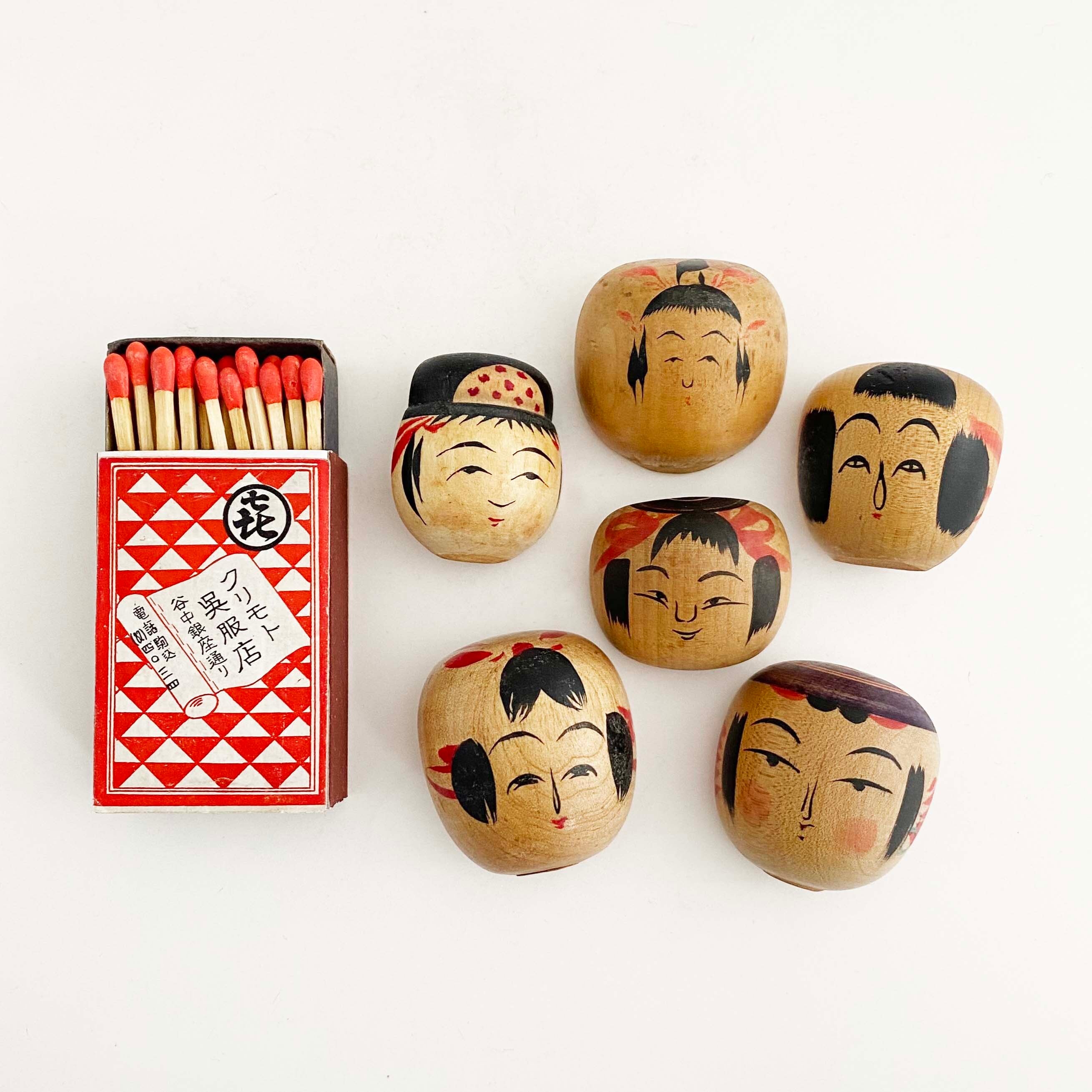 こけし顔バッヂ（小）