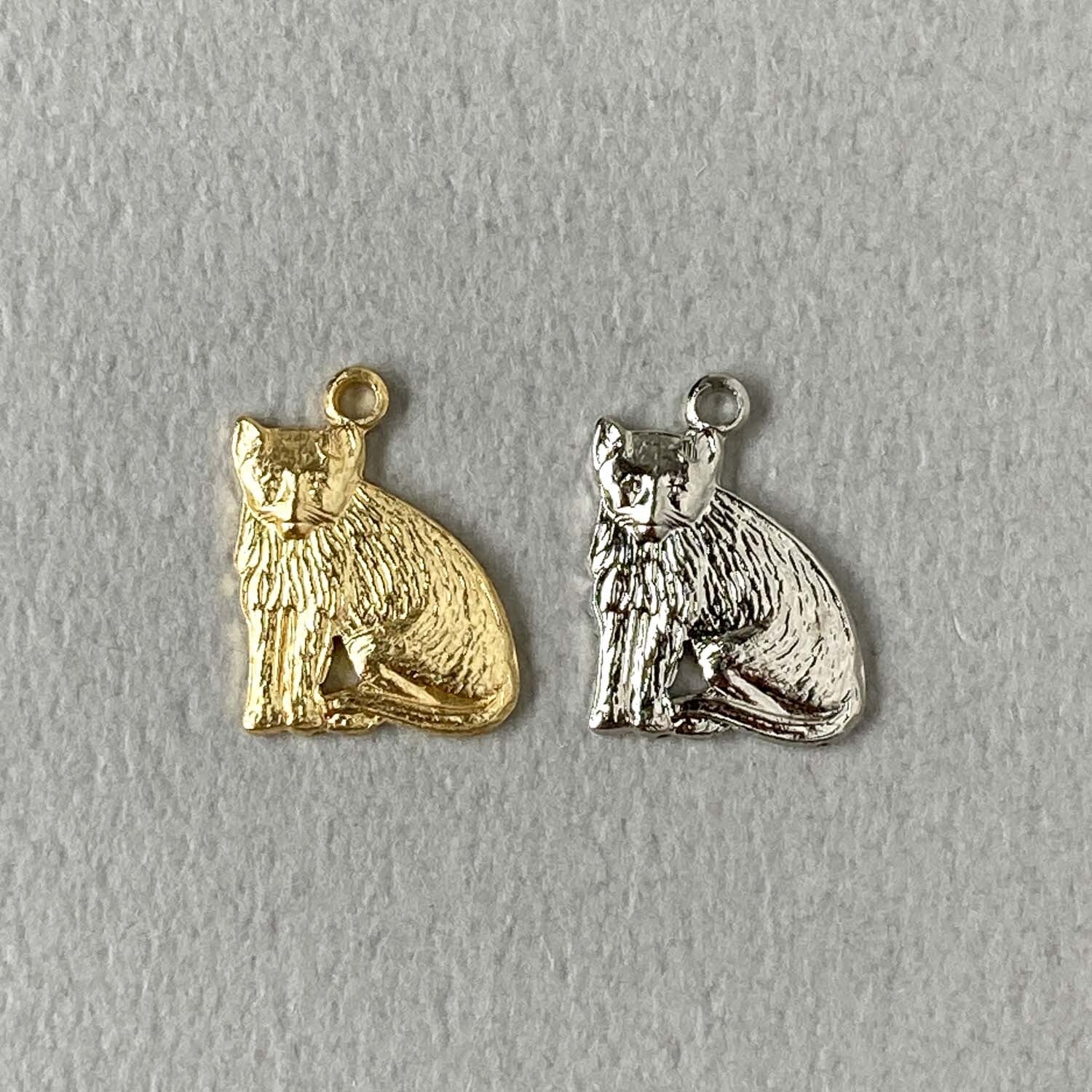 〈新色追加〉USA真鍮 丸まりお座り猫チャーム(14mm)
