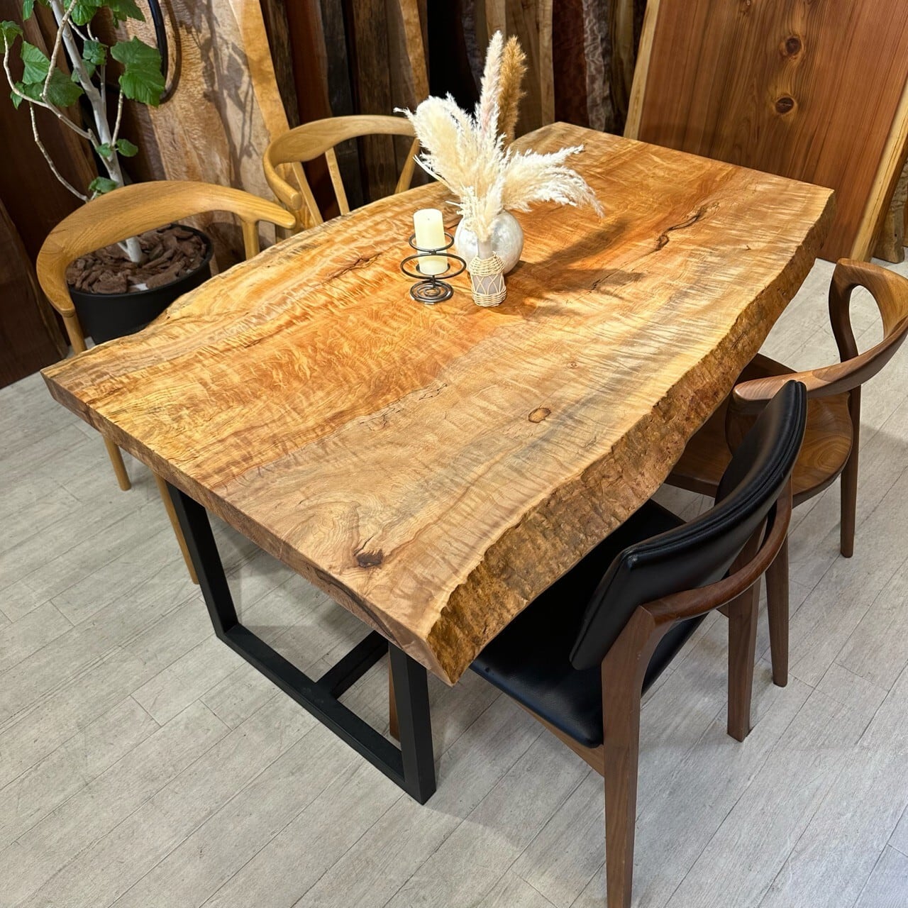 「セール品」栃　一枚板　ダイニングテーブル 50万→38万 栃（トチ） ダイニングテーブル | 千年家具 - 一枚板 テーブル専門店