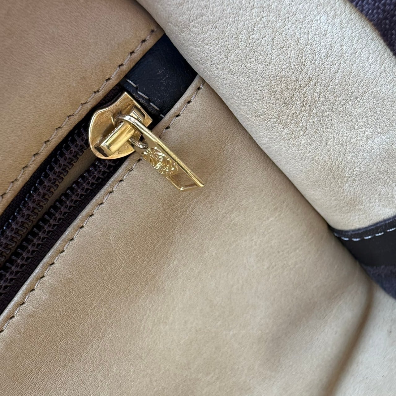 LOEWE / ロエベ アマソナ スエード ボストンバッグ（アナグラムロゴ