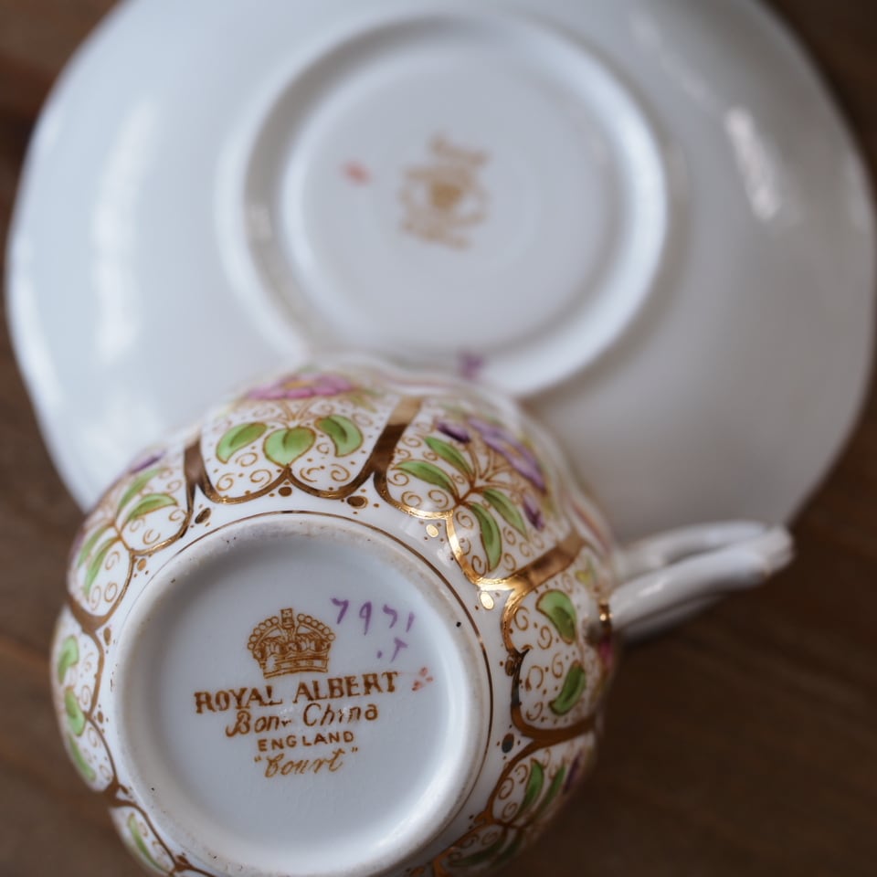 英国ロイヤルアルバート COURT カップ＆ソーサー Bone China 金彩