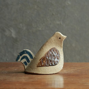 北欧を感じる、素朴な陶器の鳥
