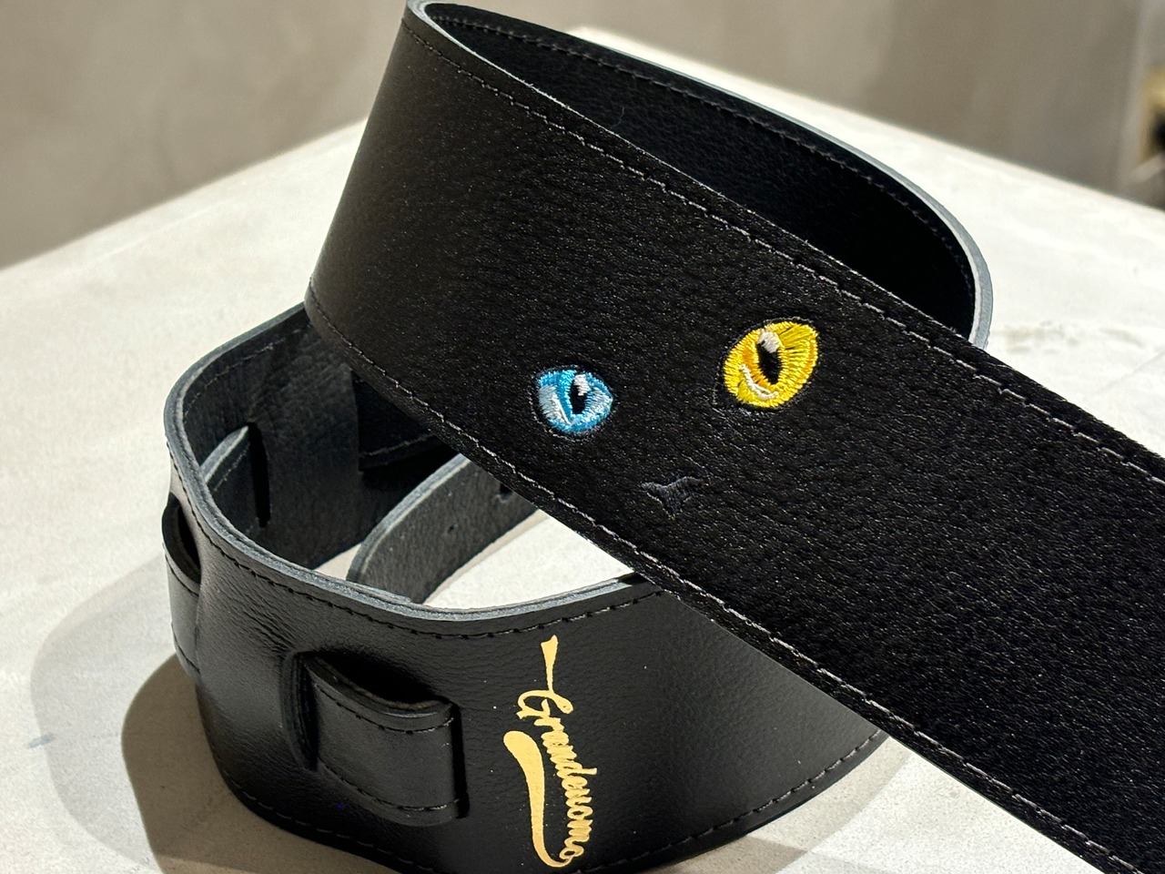 黒ねこ刺繍ストラップ（オッドアイ）