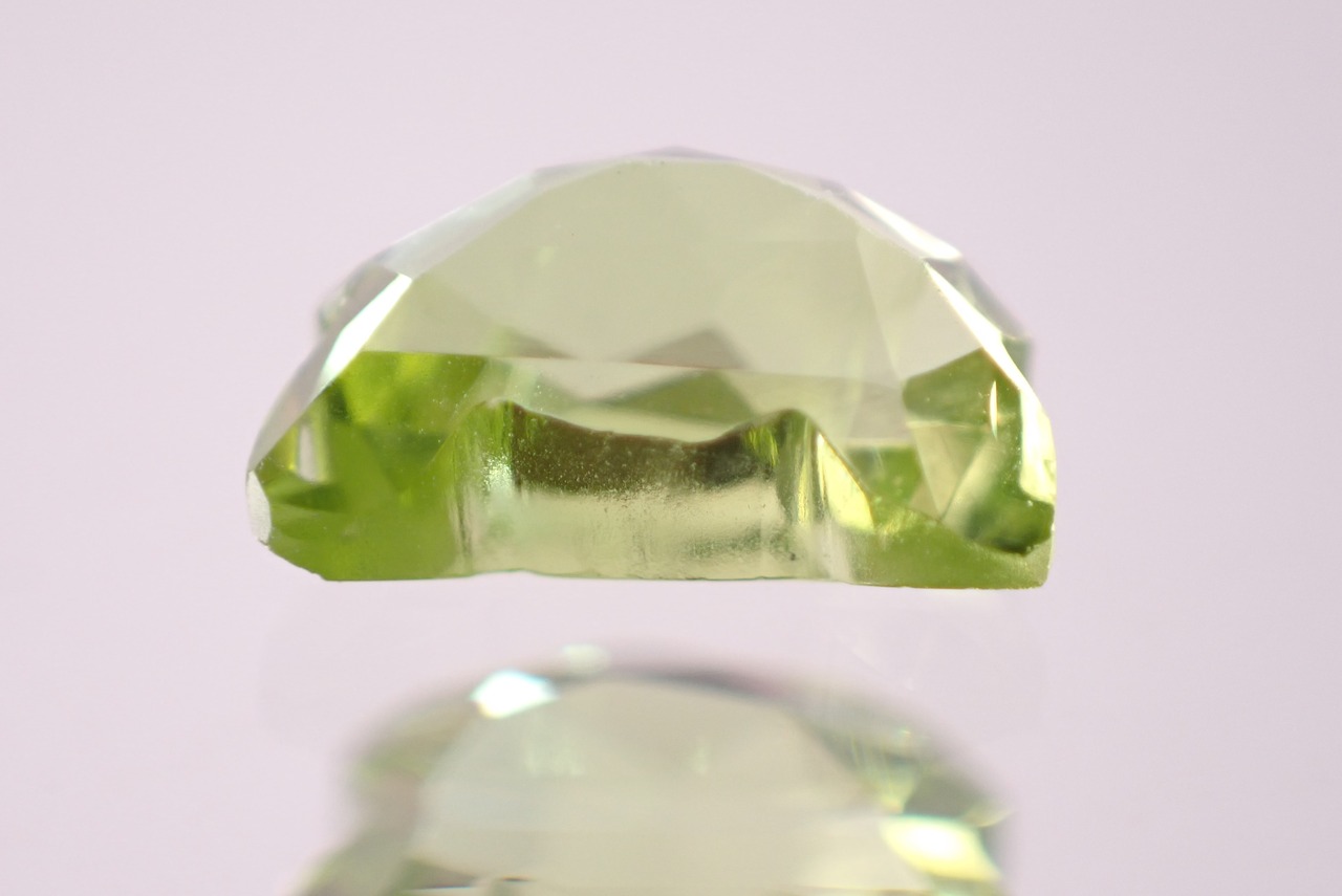 ペリドット(猫カット)　0.63ct　[D2-409]