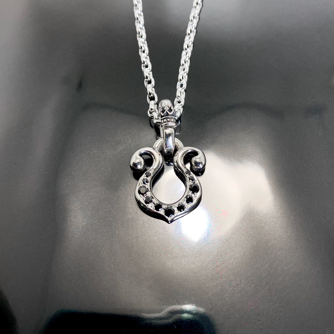 RHYTHMIC HORSESHOE with BLACK DIAMOND NECKLACE / リズミックホースシュー・ブラックダイヤモンドネックレス