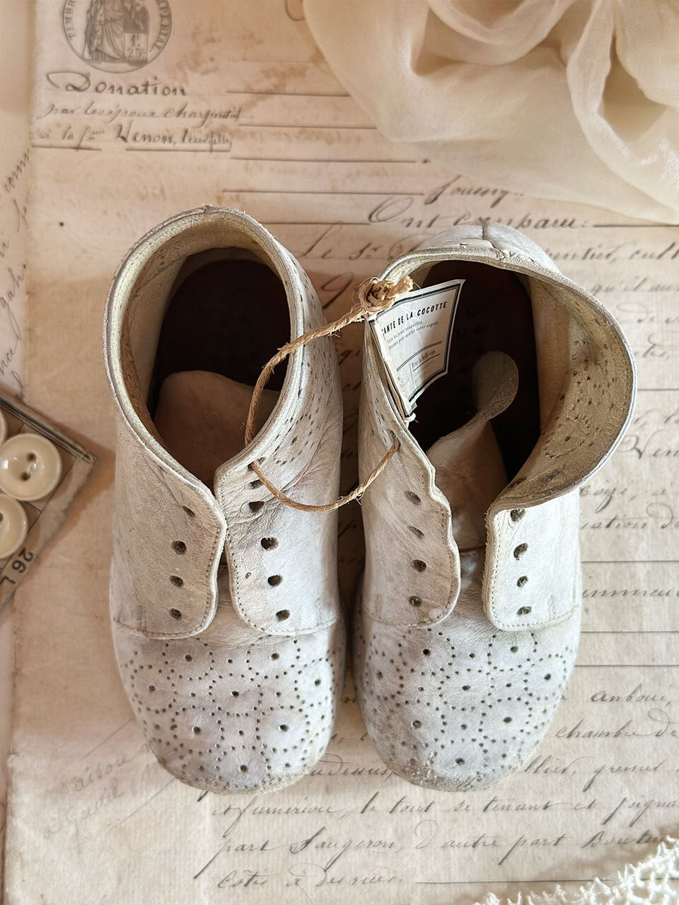 アンティーク　白い革のベビーシューズ ベビーシューズ 子供靴 ホワイトペイント | Brocante de La Cocotte