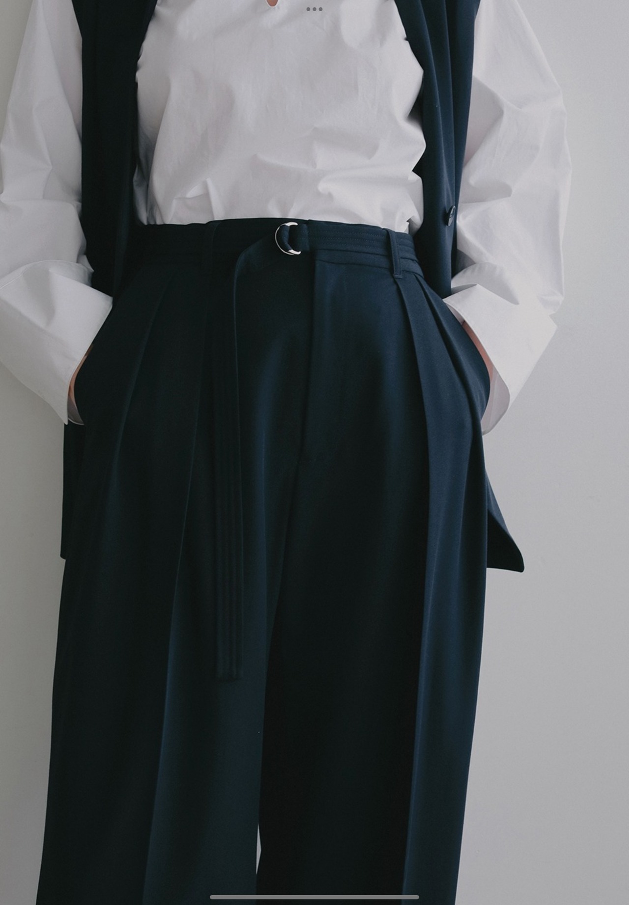 MANOF BELTED IN−TUCK WIDE PANTS NAVY