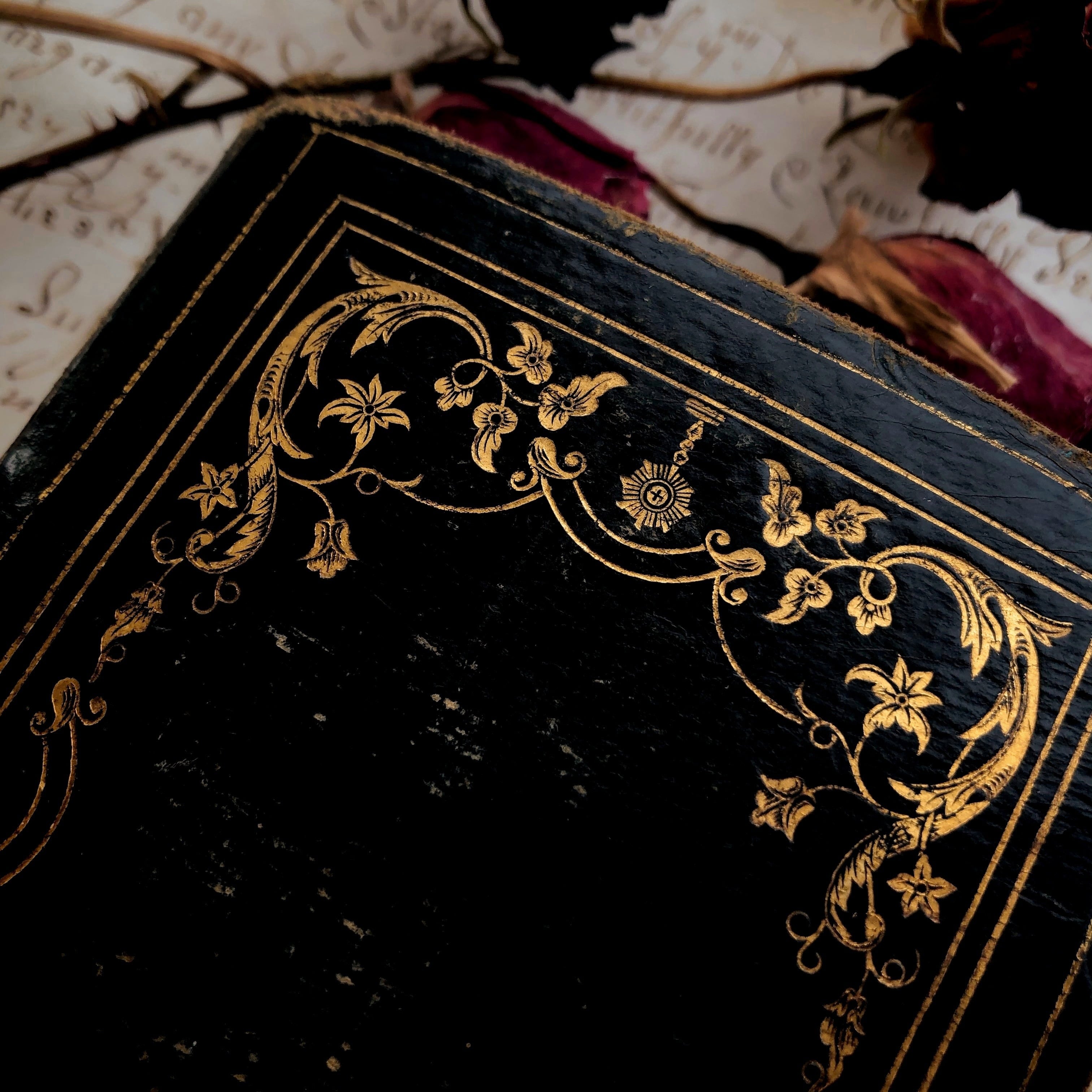 黒い祈祷書 | メルキュール骨董店