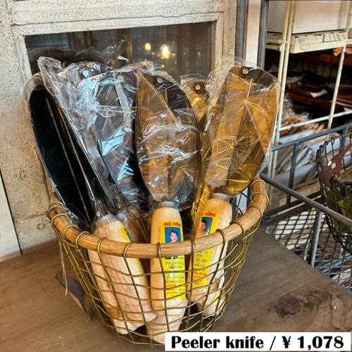 Vietnam Peeler Knife, a Vietnamese peeler knife for peeling sugarcane, vegetables, fruits, and other vegetables.