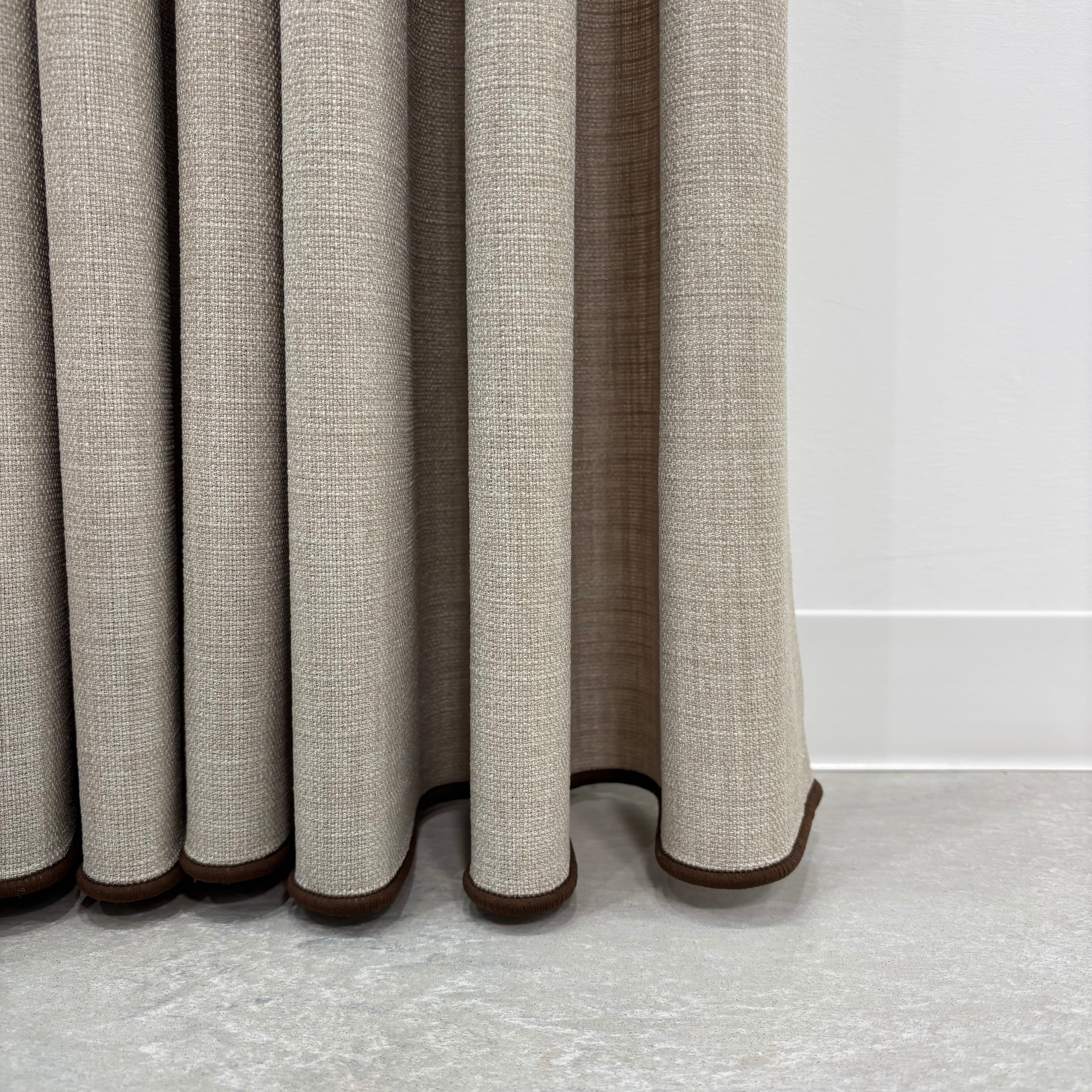 ウィズ ペット／カラーボトムロック ドレープカーテン／1.5倍ヒダ