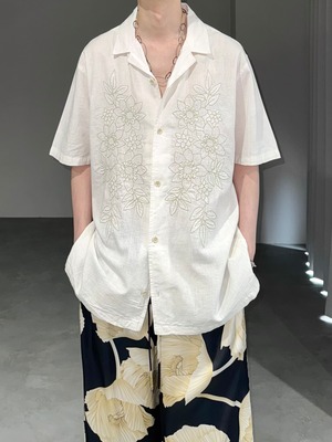flower embroidery open collar shirt / white × beige
