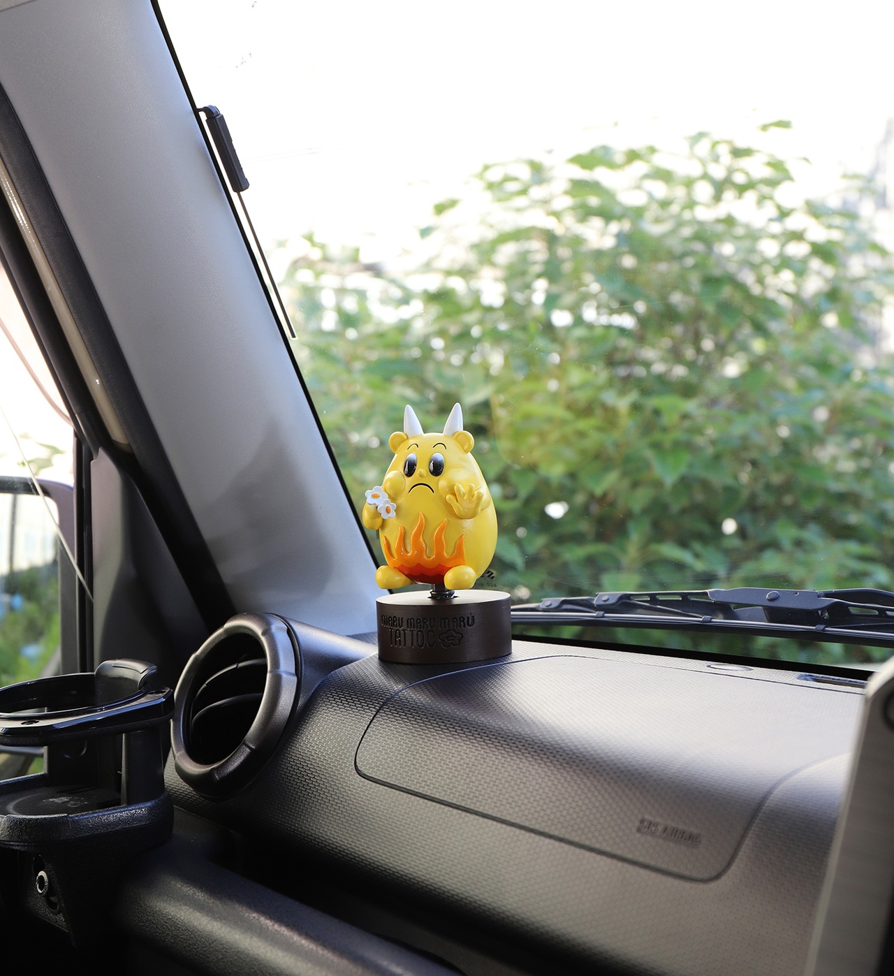 「I DON'T CARE ABOUT FLOWERS!」 - Dashboard Accessory /フリージアイエロー（M&MsｘMARUMARUMARU TATTOO コラボ）