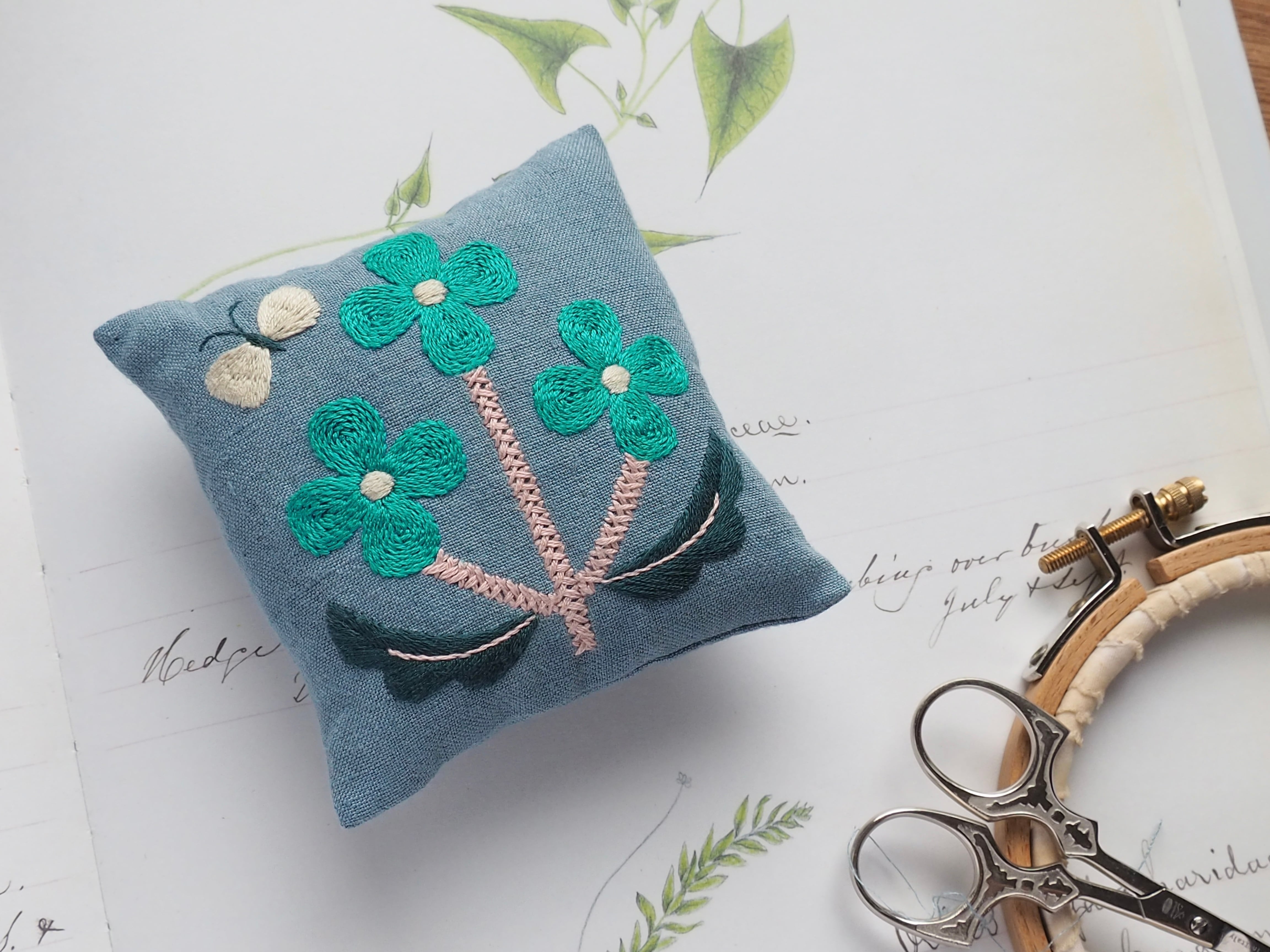アリス 手刺繍のポーチ アリス 手刺繍のポーチ 楽天市場】アリス 刺繍 ポーチの通販
