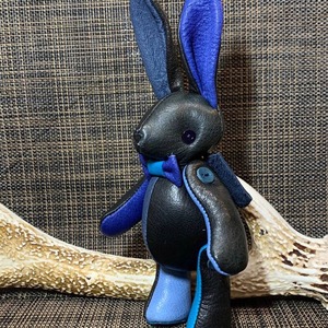 ジビエレザー鹿革ベルラビ★端革を使ってアップサイクル「ベルズラビット」写真の1点販売です　ブラック&ブルー系