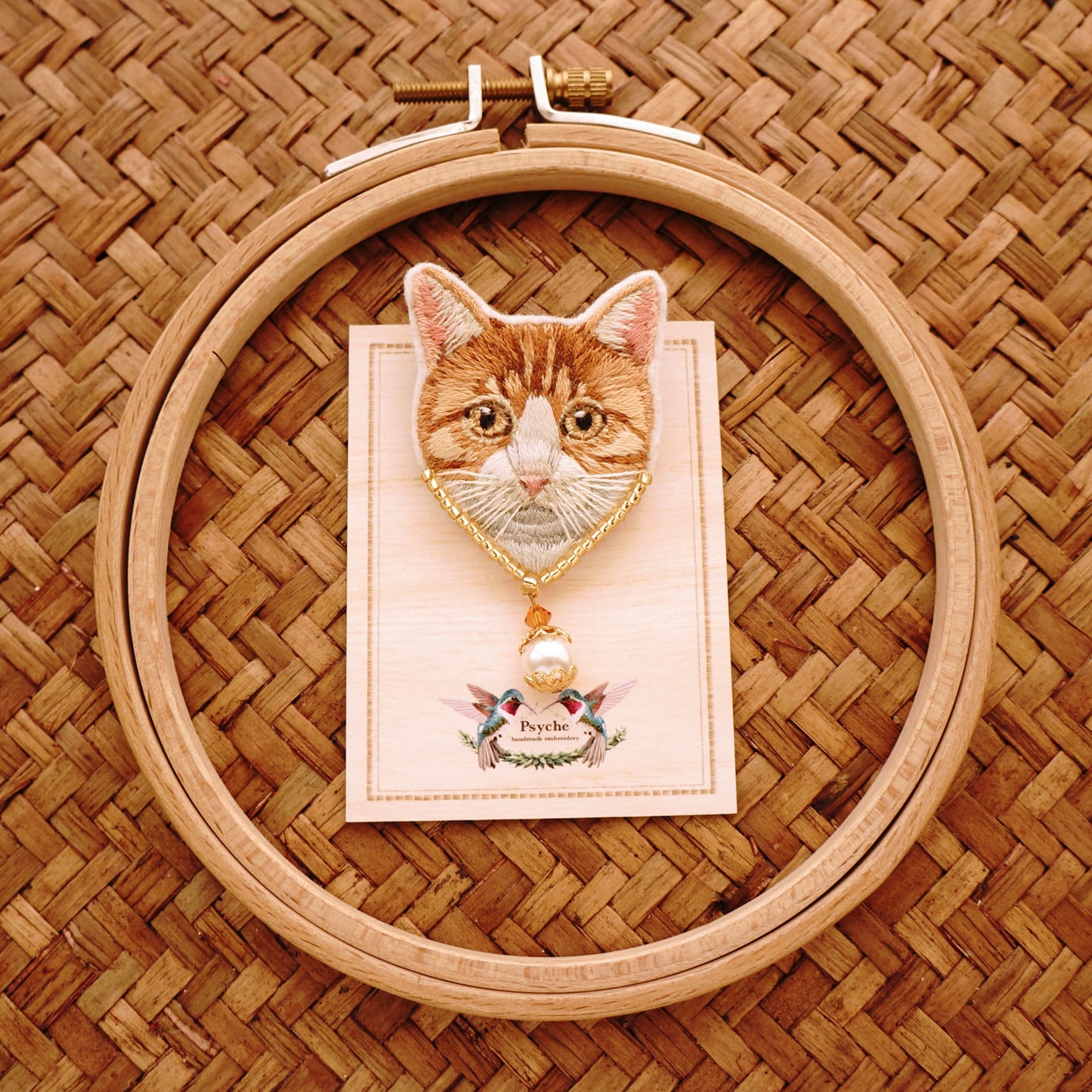 茶白猫の手刺繍ブローチ | Psyche handmade embroidery