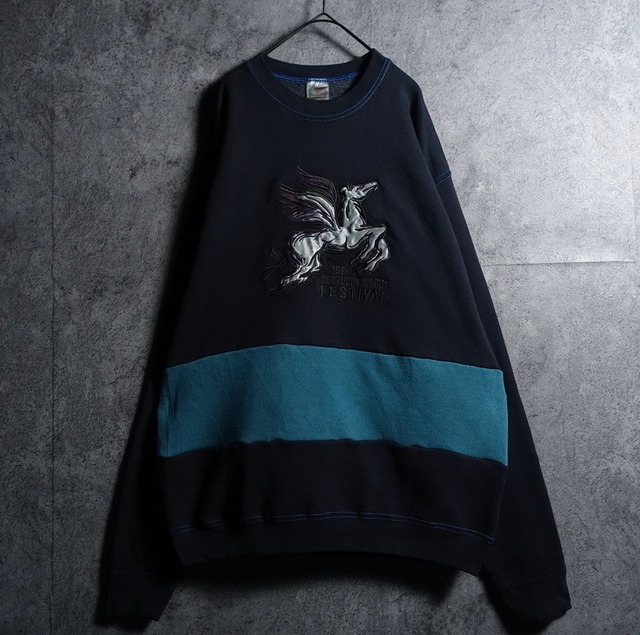 90s "FRUIT OF THE LOOM" Black Pegasus Embroidered Design Sweat