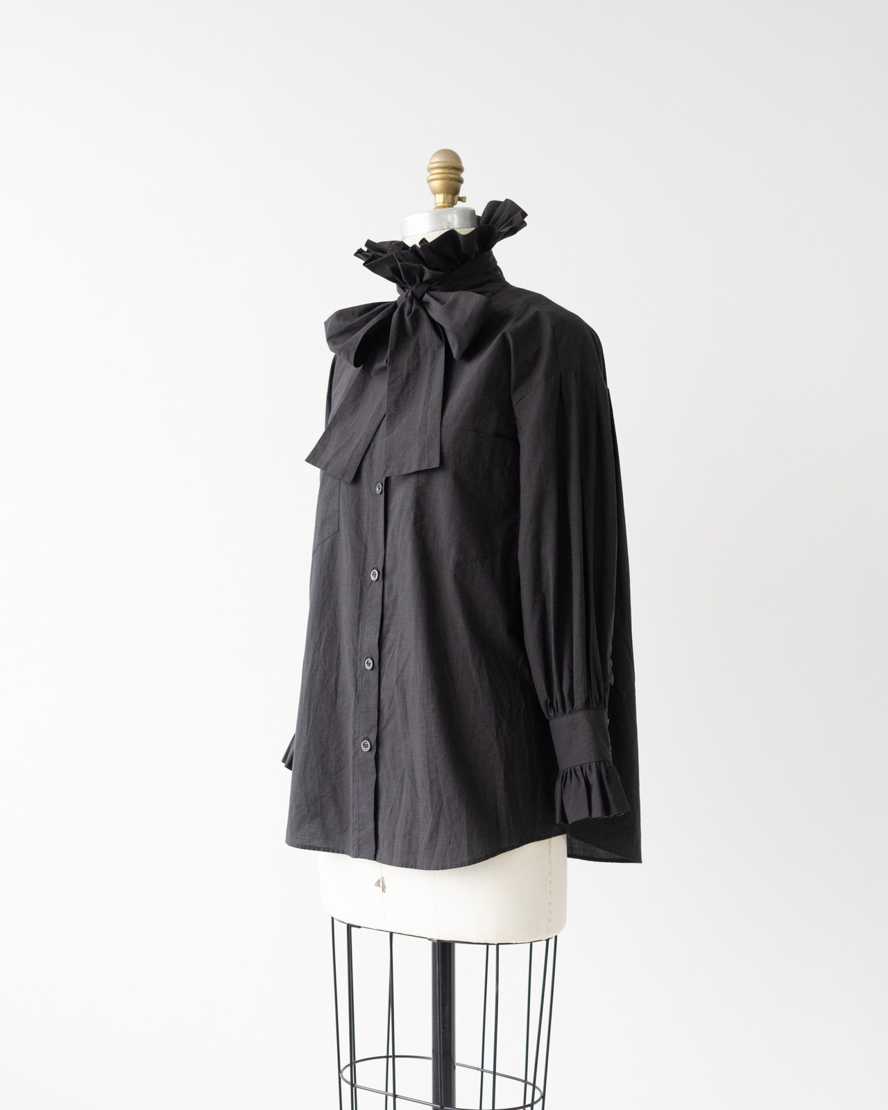 〈CHANEL〉Ruffle collar blouse 2011A P42362 V30476