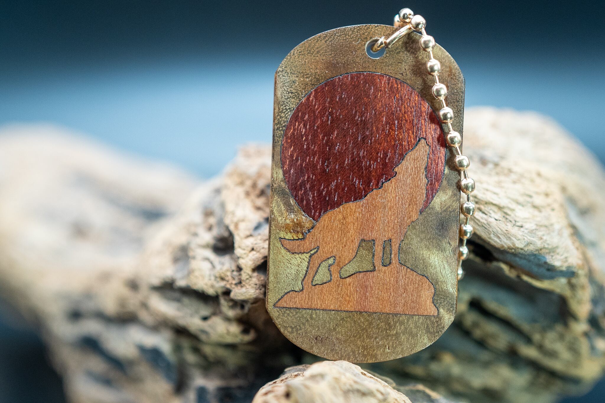 【 緻密な黄金の杢 】 マーブルウッド ドッグタグ 象嵌 月と狼