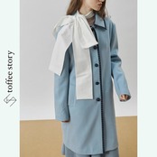 青の輪郭を刻む線：ストライプロングコート《XU0280》