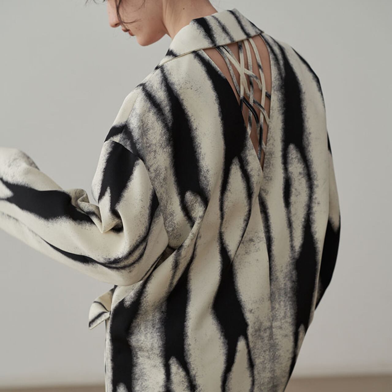 back cross monotone jacket L0014