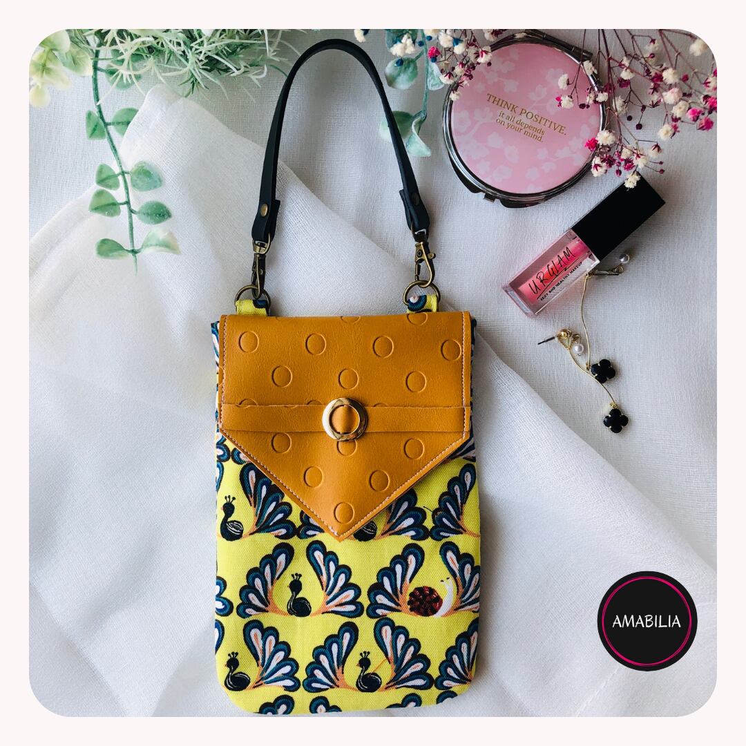 スマホポーチ くじゃくのスマホポーチ ハンドメイドスマホポーチ Amabilia Handmadeshop