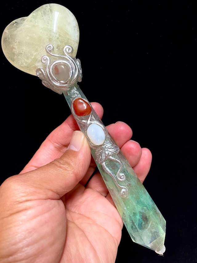 16) エネルギーを高める超アイテム！「アート・クリスタルワンドA」ハンドメイド(台座付)大型