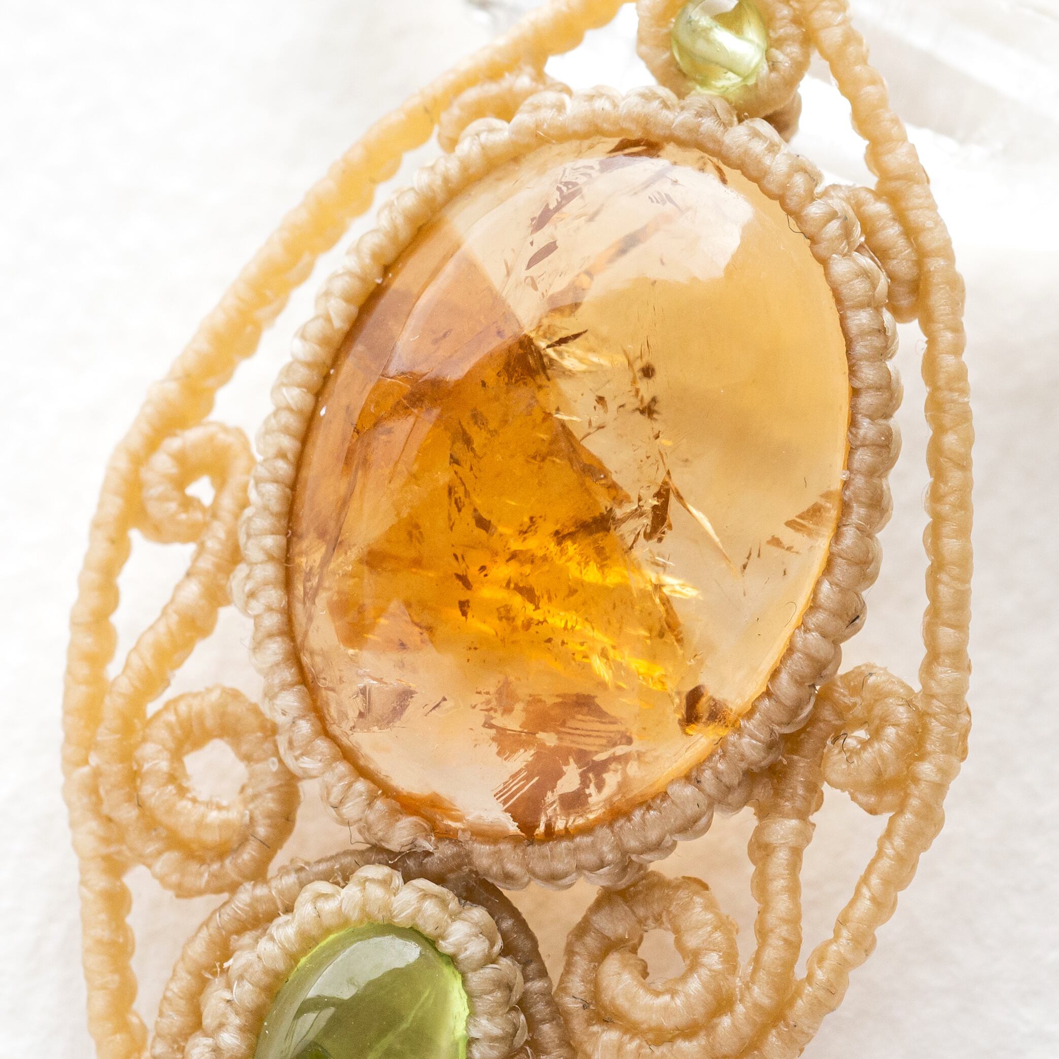 シトリン+ペリドットのマクラメ編み 天然石ネックレス | SHANTi WALA