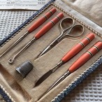 ソーイングセット　ケース入り 裁縫道具6点セット（コーラル×黒ストライプ）アールデコ 12OTu1