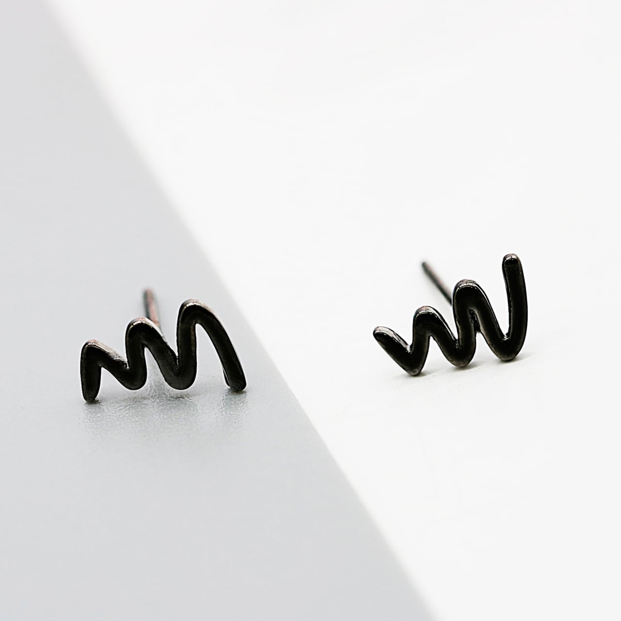 Wave Motif Stud Earrings 00798