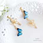 小花と青いモルフォ蝶のアシンメトリーピアス／イヤリング
