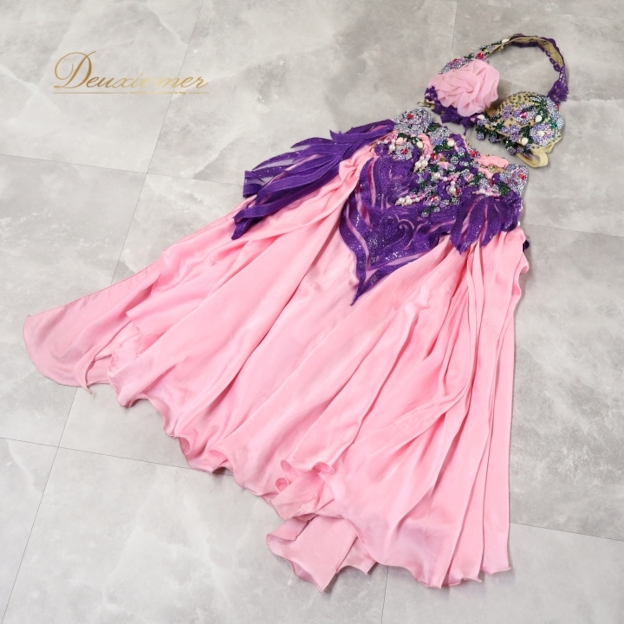 ベリーダンス オリエンタル 衣装 上下セット ピンク系 クイーン Queen トップス スカート 紫 緑 花 ラインストーン ビーズ 豪華 装飾 華やか かわいい エジプト製 イベント ステージ スリット ダンス衣装 パープル系 グリーン系