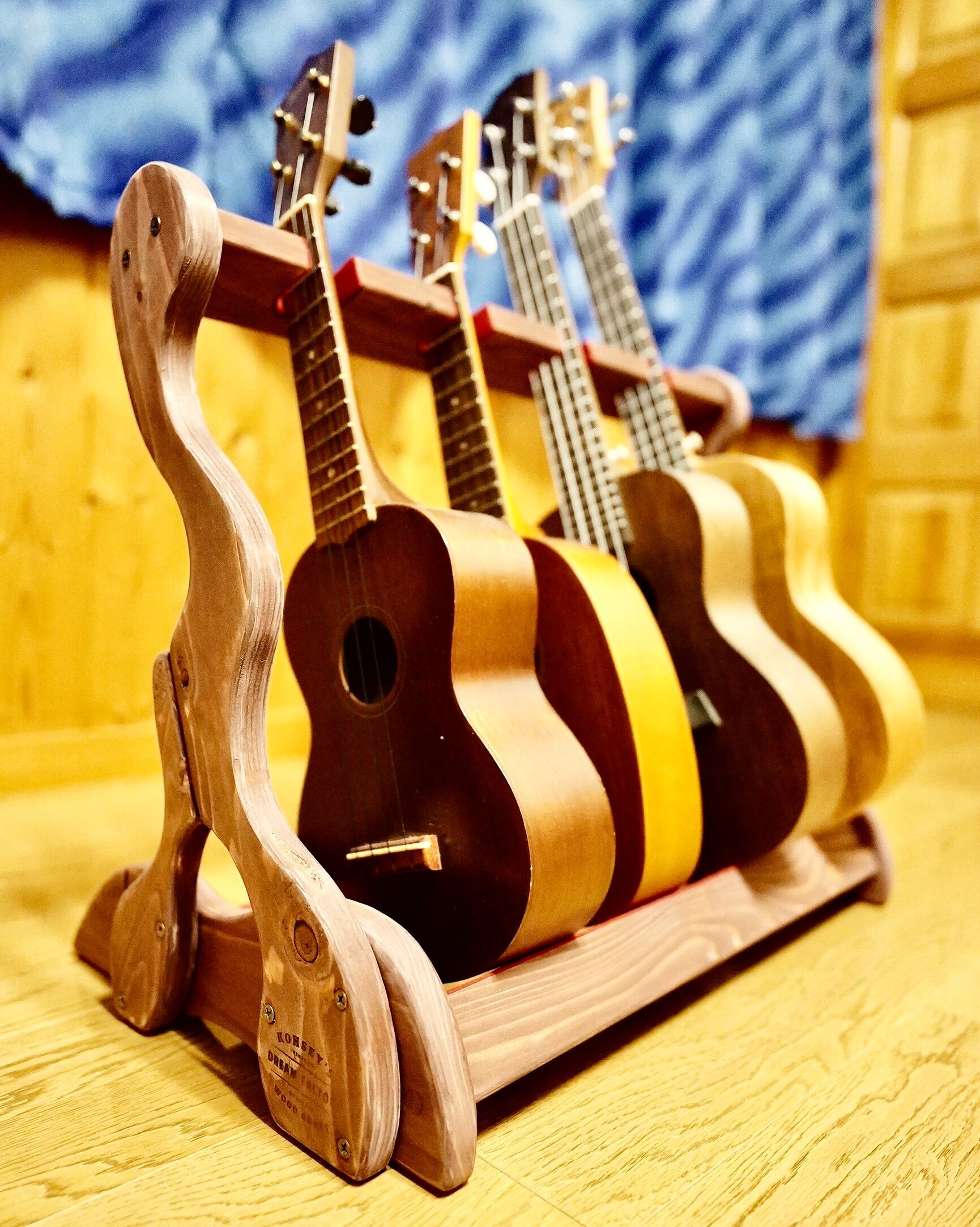 オーダー品】手作り木工 木製ウクレレスタンド（ニス仕上げ） 4本掛け