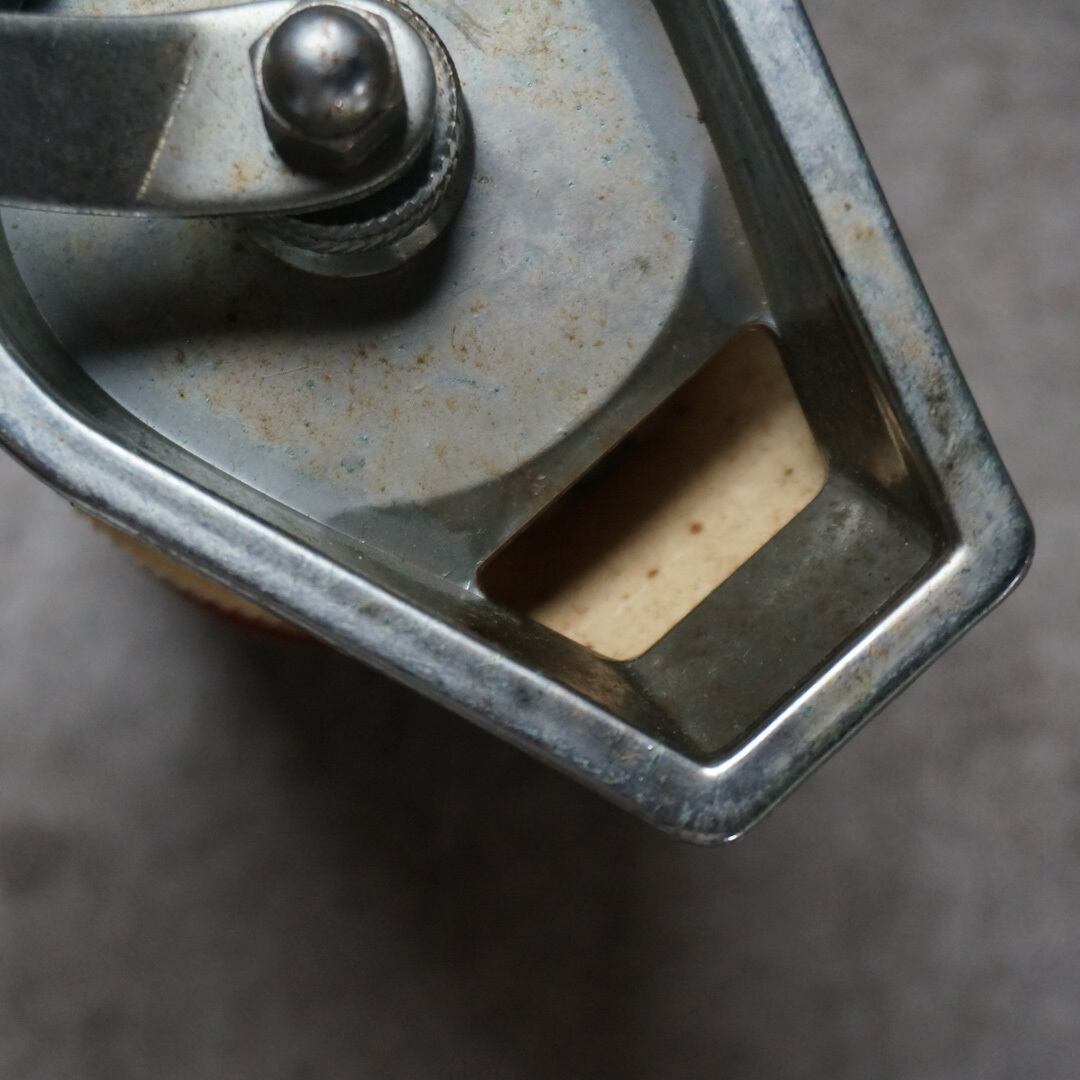 古い国産のコーヒーミル