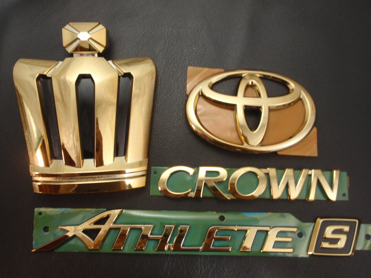 トヨタ 210系クラウン アスリートS ( CROWN ATHLETE S ) ゴールドエンブレム　フロント＆リア 4点セット トヨタ 210系クラウン アスリートS プレミアム ゴールドエンブレム