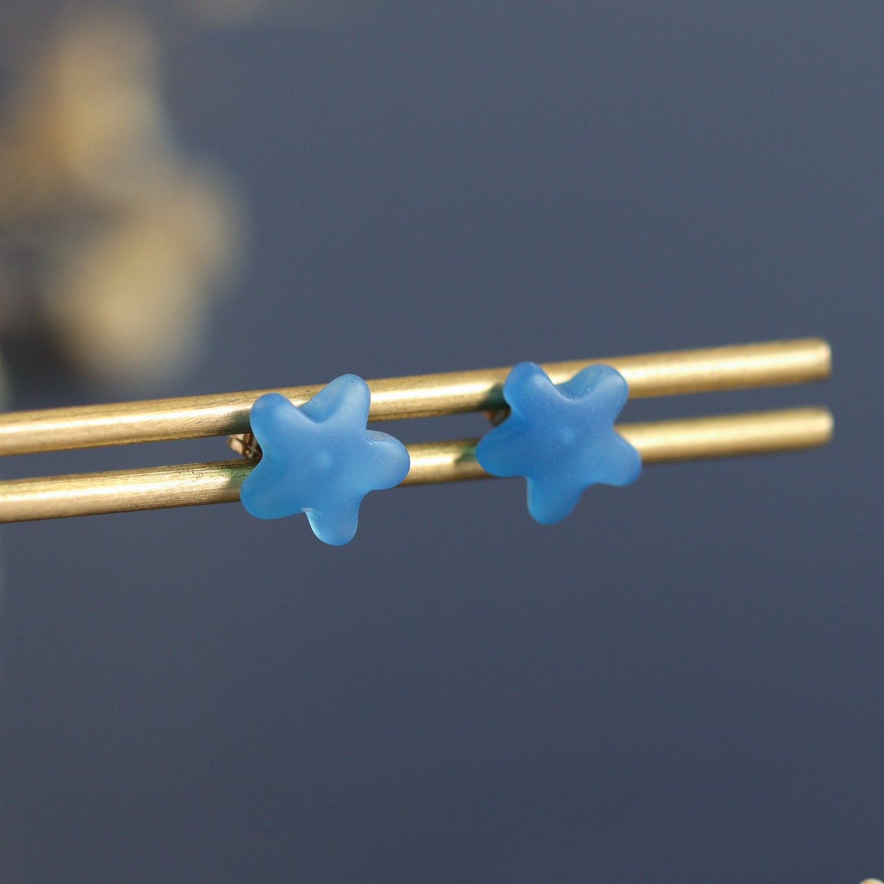 そっと花咲くブルーアゲート/スタッドピアス/14kgf/一点もの/天然石