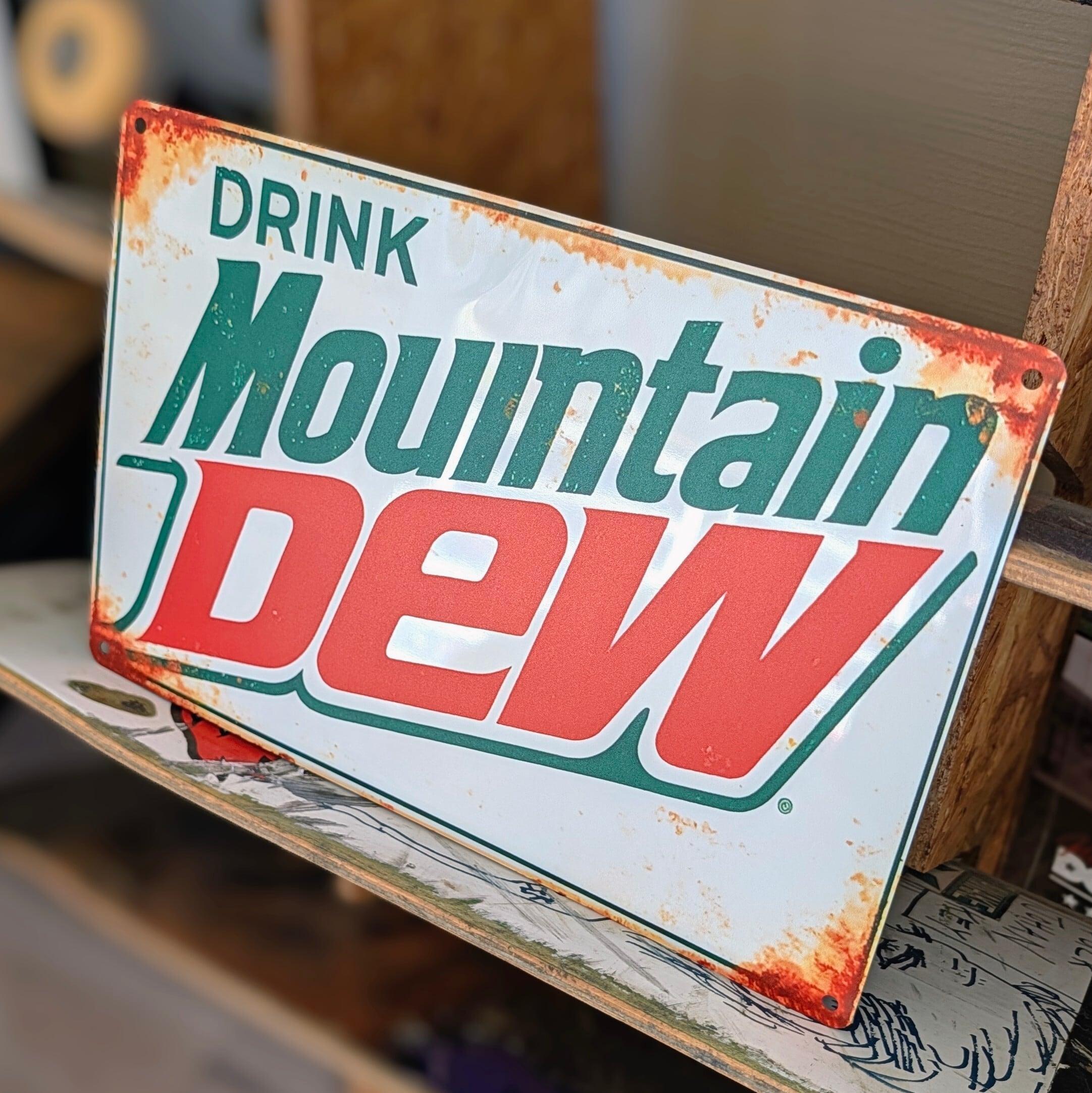 送料無料!ちょうどいいブリキ看板【 Mountain Dew ( マウンテンデュー ) 】 METAL SIGN / メタルサイン / ブリキ看板 / サインボード / ビンテージ加工〚アメリカン雑貨 アメトイ〛