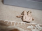 肩を組んだ双子ビスクドール　ガーゼの袋入り 画像8