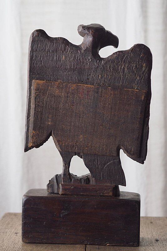 睨む目 雄々しく鷲木彫-antique wood caving eagle objet