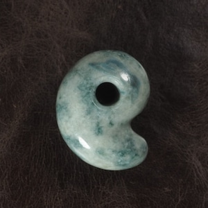 糸魚川翡翠 青翡翠 ゆるまがたま 勾玉  14.4g Blue Jadeite Magatama