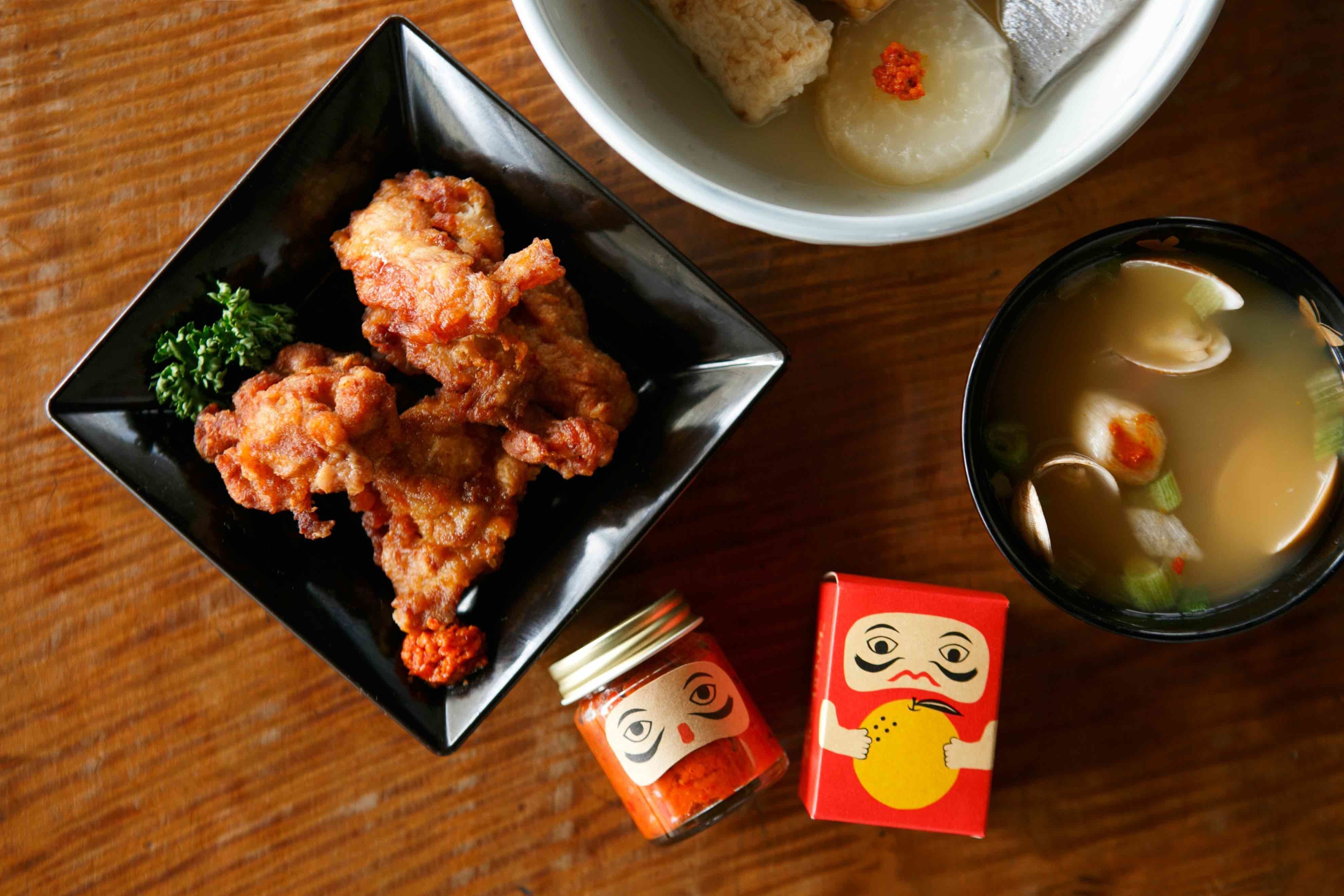 ふるさと納税 岡山県 高梁市 [No.5615-0133]佐藤紅商店　吹屋の紅だるま　5個　吹屋の紅てんぐ　4個 ３種の辛味ギフトセット｜佐藤紅商店｜岡山県高梁市吹屋 | TURNSの