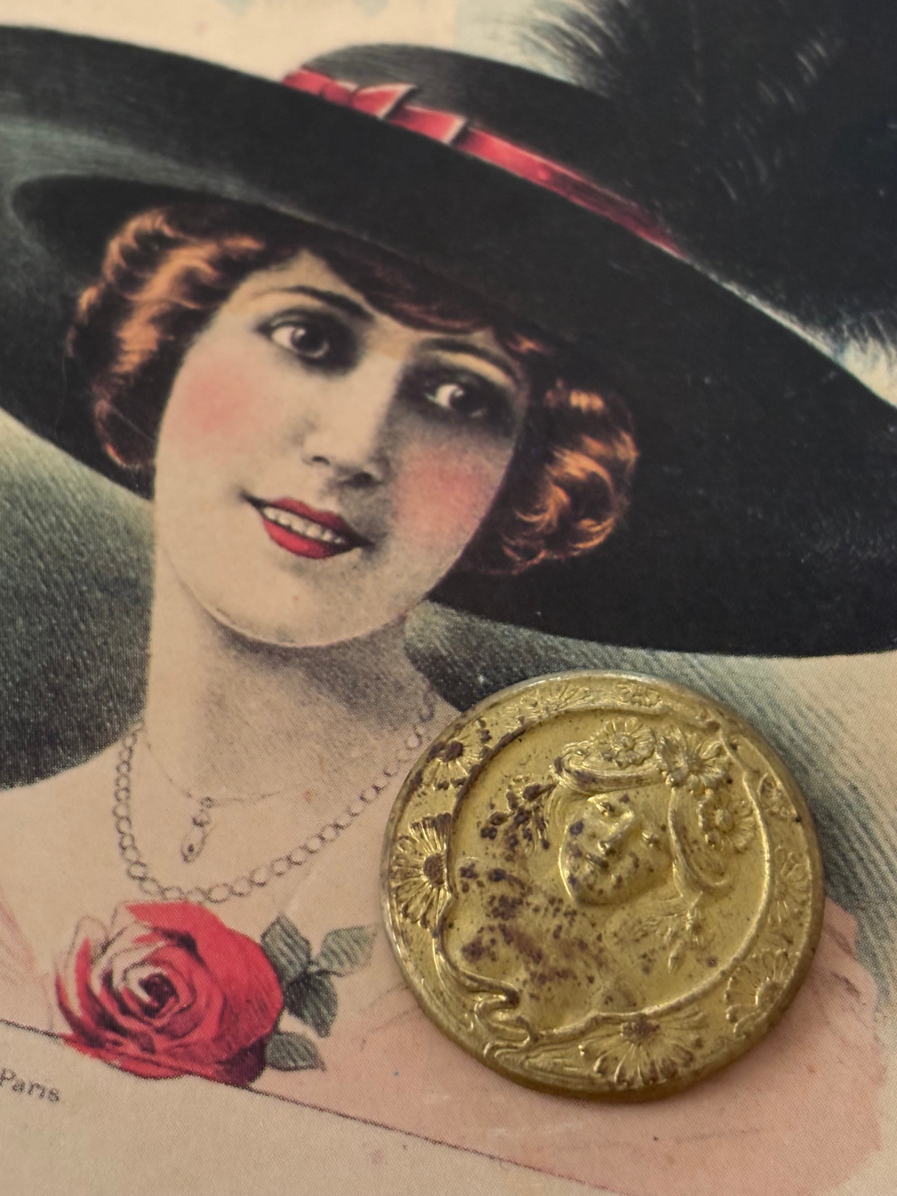 フランスアンティーク ブラス製パーツ マダム 正面 アール・ヌーヴォー スタンピングパーツ 真鍮 27mm アクセサリーパーツ デコレーション材 撮影小物