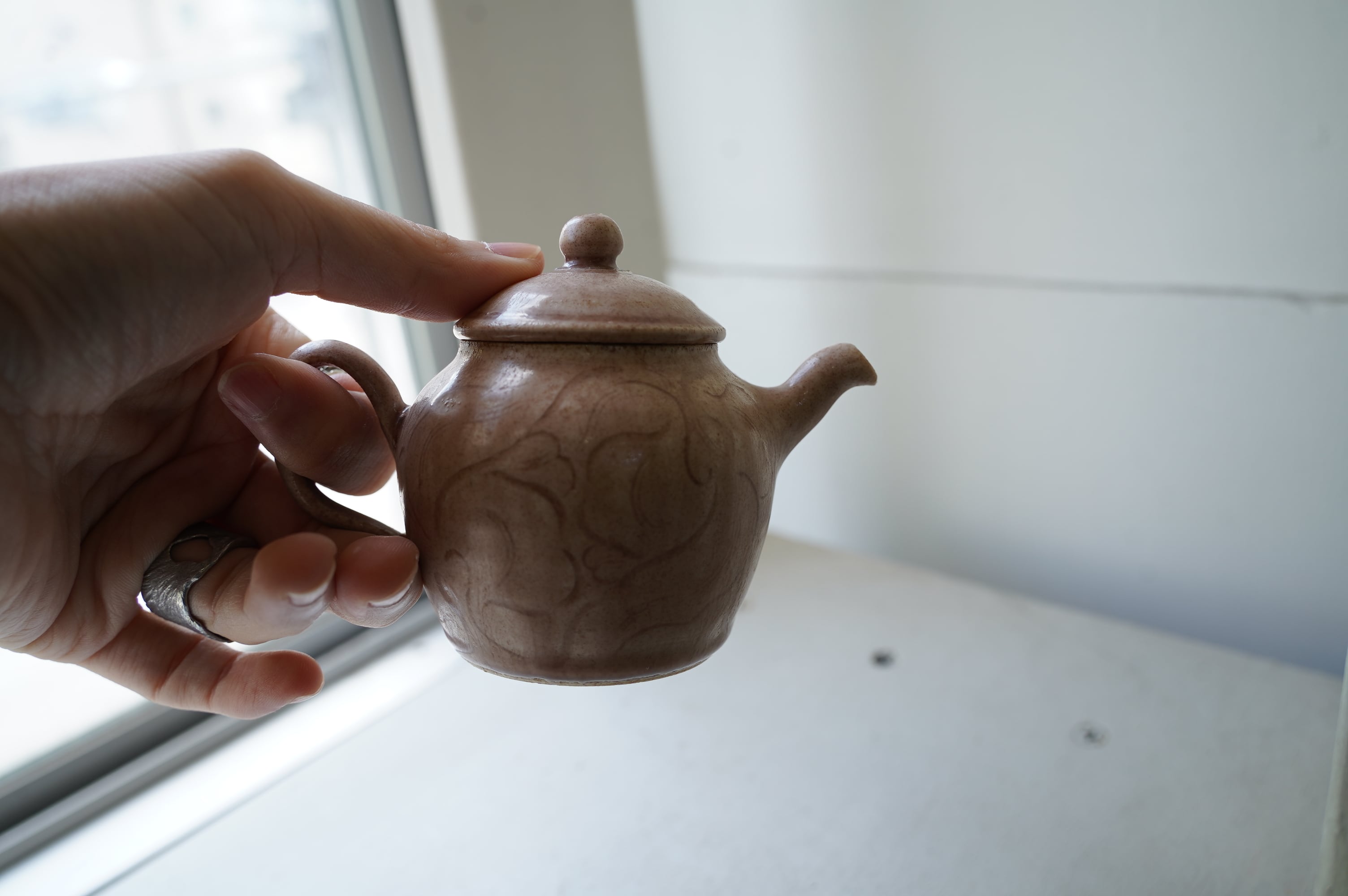 鈎一馬さん　茶壺 1 紅瓷唐草文茶壺 鈎一馬 Kazuma Magari | proto器とタカラモノ