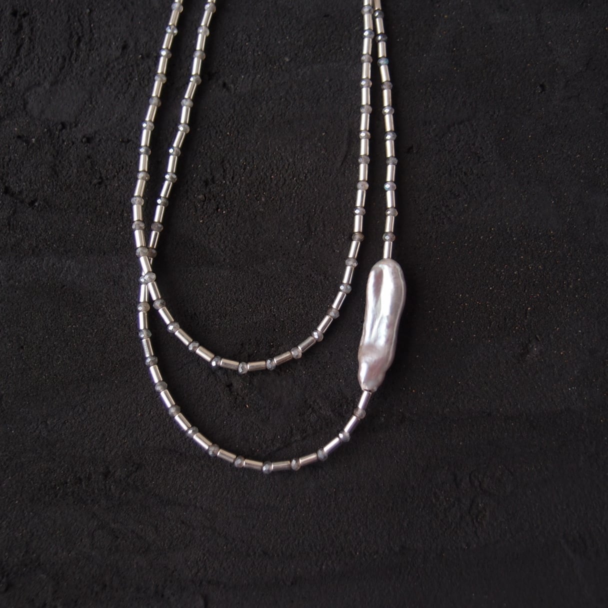 【受注制作】Hematite × Coated Labradorite × Pearl Necklace/ヘマタイト ワンポイントネックレス(ラブラドライト × グレーパール)Stick