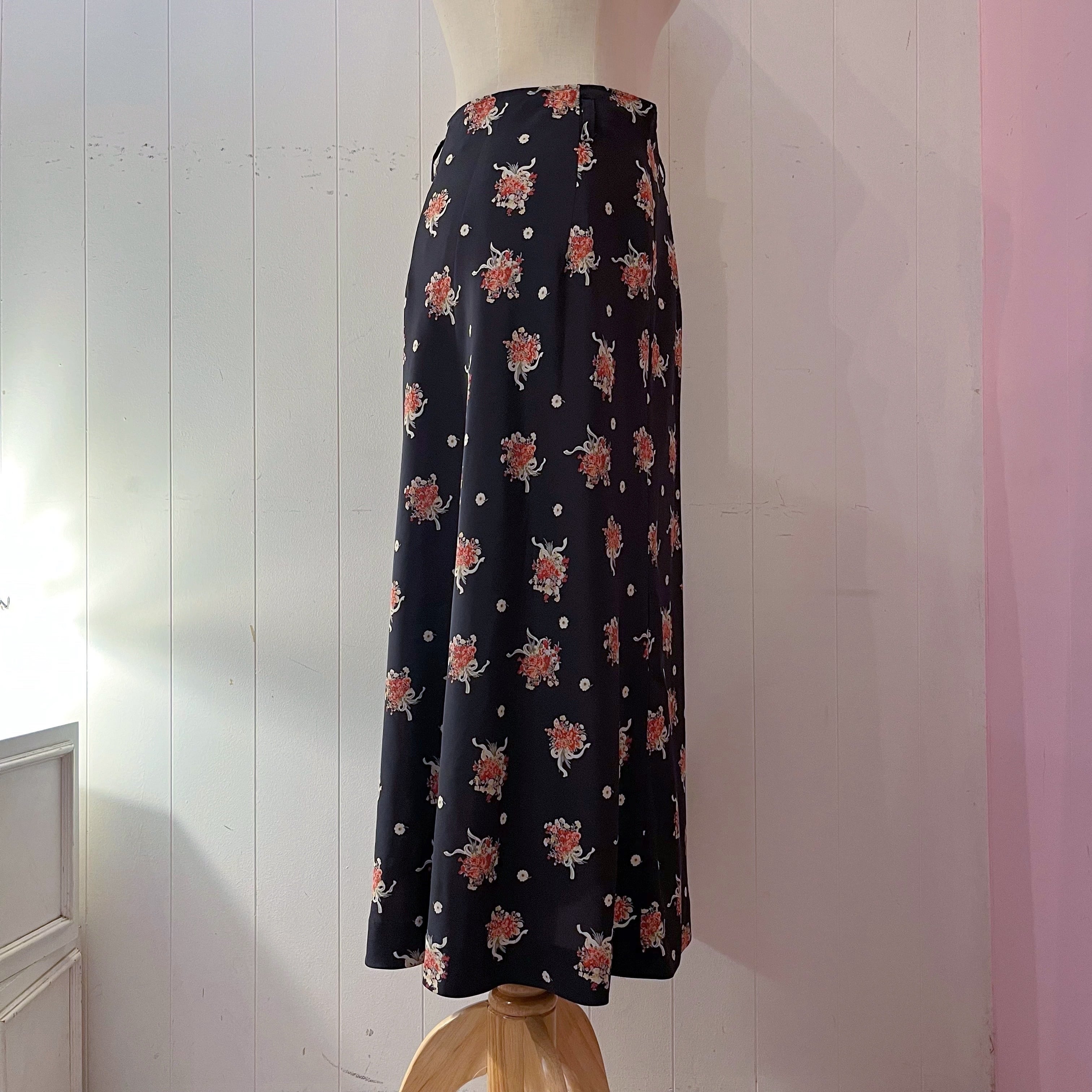 flower basket black long skirt
