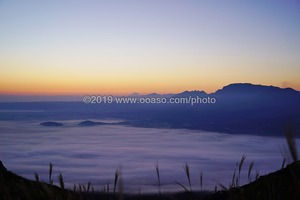 日の出を迎える外輪山から見た阿蘇の風景