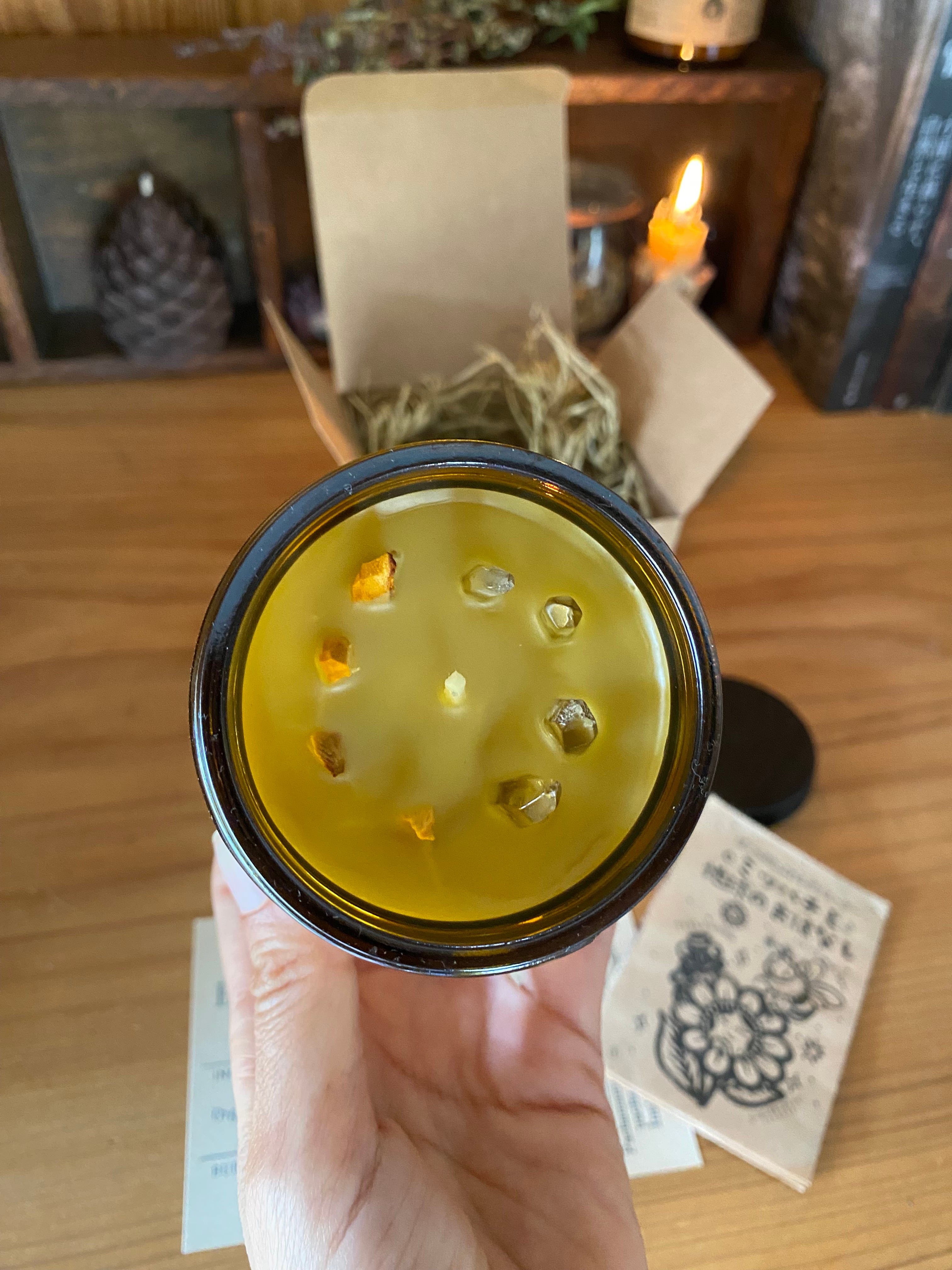 クリスタルとパロサント 祝福の蜜蝋キャンドル | Pachamama Bee Works