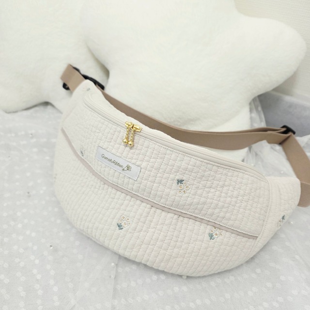 小花刺繍ヌビの大人可愛いボディバッグ　アイボリー　上品なラインアクセント