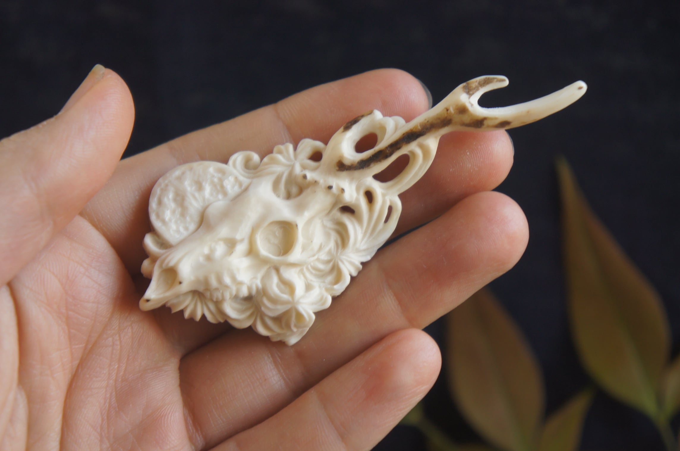 鹿角彫刻の帯留め「月齢」鹿頭骨と彼岸花 | deer bone 