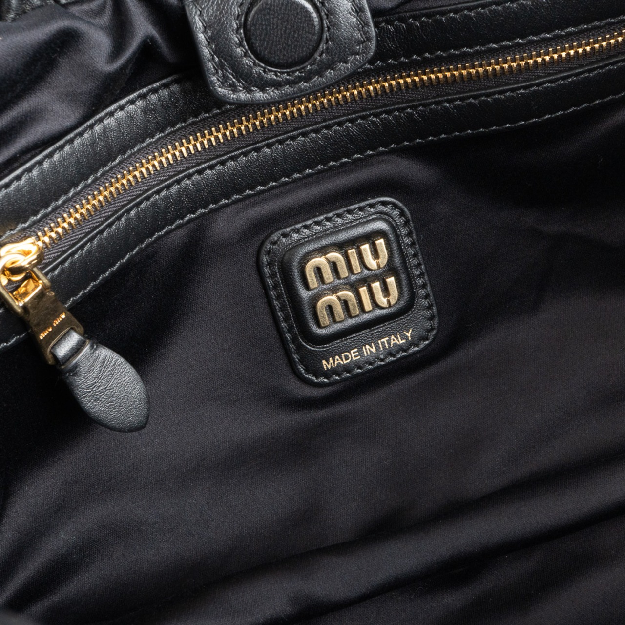 MIU MIU ロゴ入り ナッパレザー ホーボーバッグ ブラック